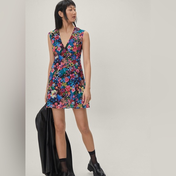 Nasty Gal Dresses & Skirts - NWT Nasty Gal Black Multi-Color Floral V-neck Mini Dress Size 12